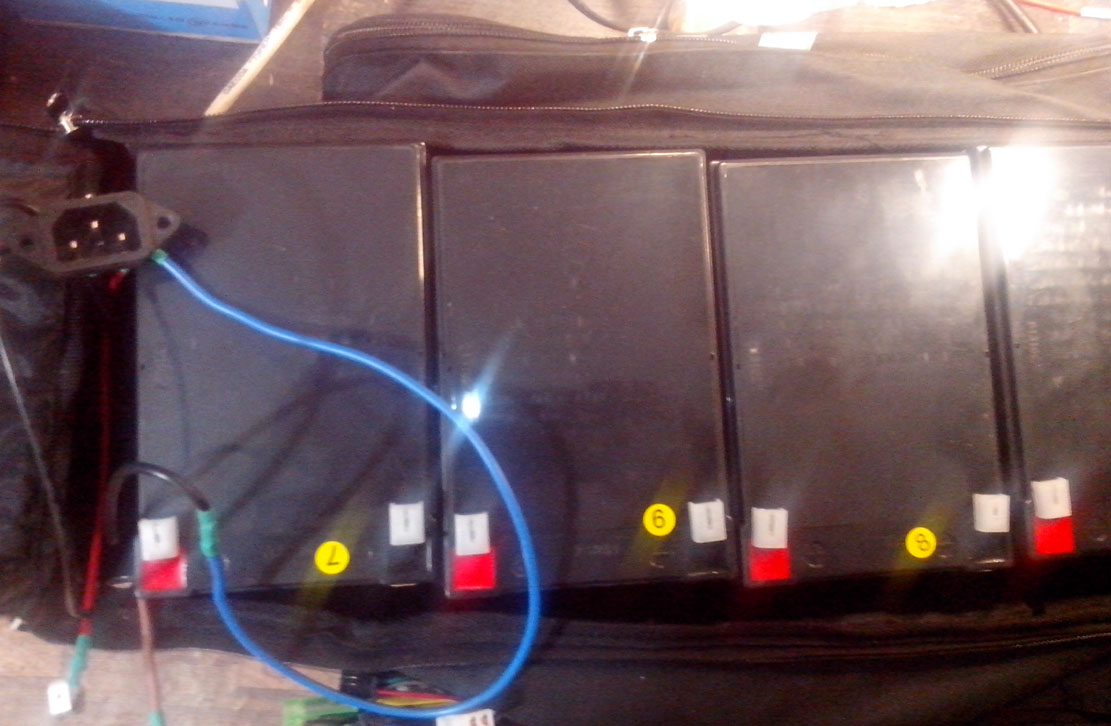 Соблюдайте полярность аккумуляторов